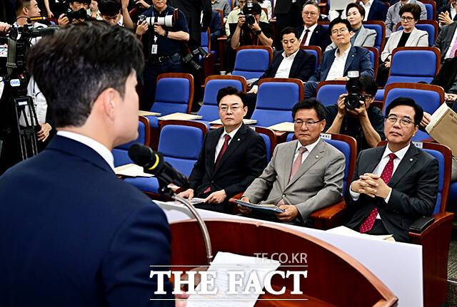 김용태 비대위원장 인사말 듣는 김성원, 이헌승, 송언석 원내대표 후보.