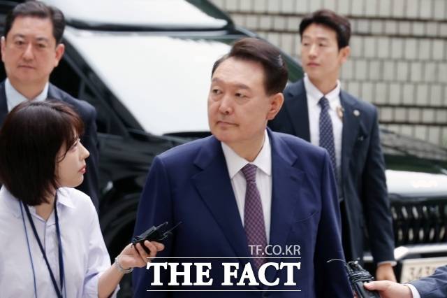 윤석열 전 대통령이 '12·3 비상계엄' 선포 다음 날인 지난해 12월 4일 국회에서 계엄령 해제 요구 결의안이 통과된 뒤 김용현 전 국방부 장관 등에게 '국회에 군인 1000명을 보냈어야 한다'고 말했다는 국방부 관계자의 법정 진술이 나왔다. /사진공동취재단