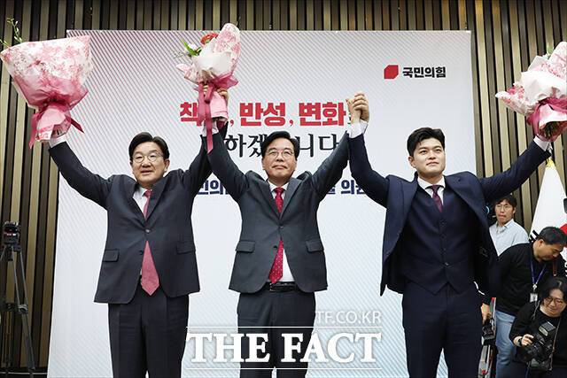 송언석 국민의힘 신임 원내대표(가운데)가 16일 오후 서울 여의도 국회에서 열린 2025 국민의힘 원내대표 선출 의원총회에서 권성동 전 원내대표(왼쪽), 김용태 비상대책위원장과 함께 인사를 하고 있다. /국회=배정한 기자