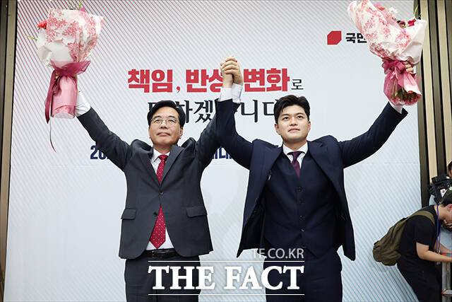 김용태 비대위원장과 함께 인사하는 송언석 신임 원내대표.