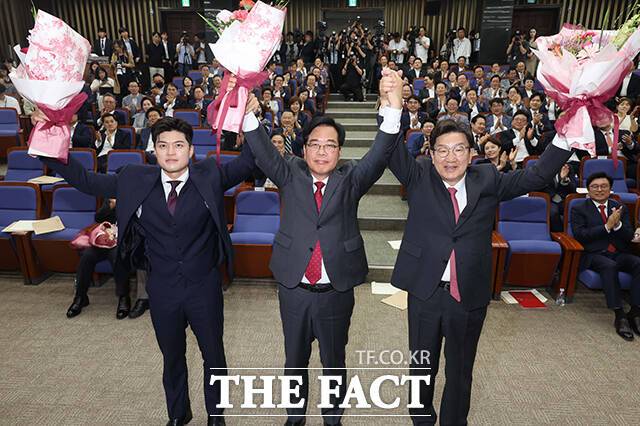 꽃다발 들고 기념사진 촬영하는 송언석 신임 원내대표(가운데)와 김용태 비대위원장(왼쪽), 권성동 전 원내대표.