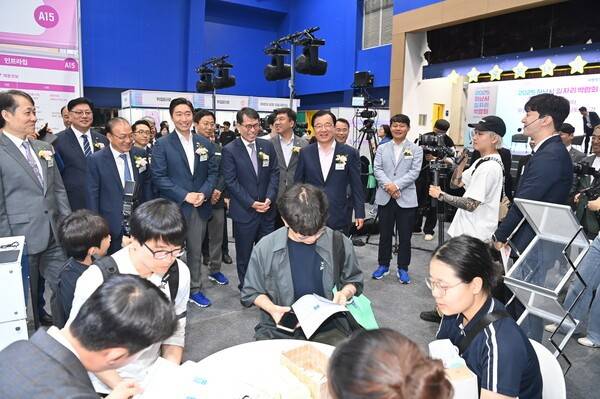 이현재 하남시장 2025 하남시 일자리박람회 방문 모습(사진제공=하남시청)