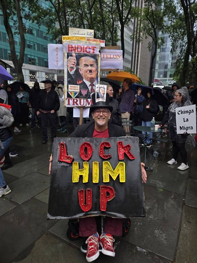 14일(현지시간) 미국 뉴욕 맨해튼 브라이언트 파크에서 열린 '노 킹스' 집회에서 한 참가자가 사진 촬영을 하고 있다. 뉴욕=권해영 특파원