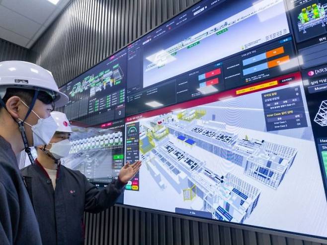 LG스마트파크 직원들이 디지털 트윈, PIE 플랫폼 등을 통해 생산라인의 가동 현황과 오류 가능성 등을 확인하고 있다. LG전자