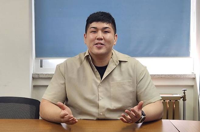 송화평 순경이 아시아경제와 인터뷰하고 있는 모습. 변선진 기자