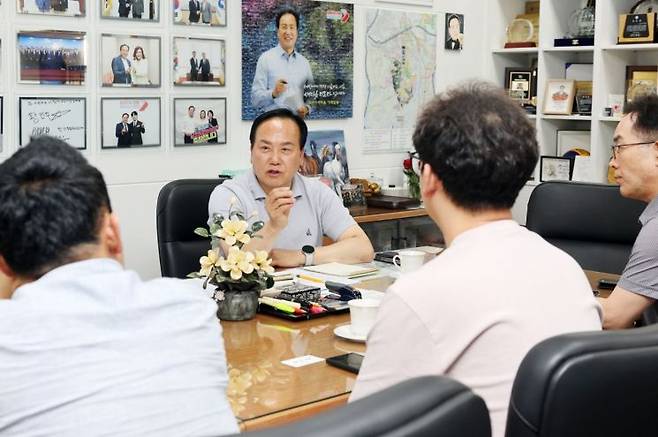 이권재 오산시장이 지난 12일 물류센터 건립 반대 운동중인 '오산동탄 비생대책위원회' 관계자들과의 면담에서 의견을 나누고 있다. 오산시 제공