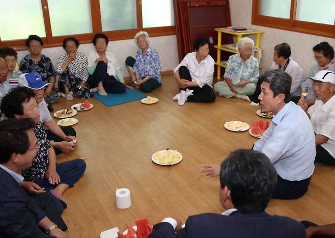 과거 폭염 당시 청하면의 경로당을 방문해 어르신들의 의견을 청취하고 있는 이강덕 포항시장. 포항시 제공