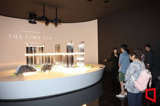 HDC현대산업개발이 제안한 용산정비창 전면1구역 홍보관 내 모형도. HDC현대산업개발 제공