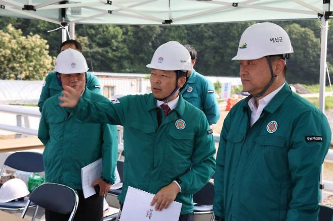박정주 충남도 행정부지사(가운데)가 16일 예산군 시왕 자연재해위험개선지구와 시왕1리 무더위쉼터에서 여름철 풍수해·폭염 대비 현장 점검을 하고 있다. /충남도