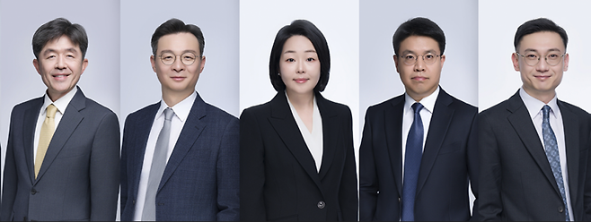 왼쪽부터 조주연 전 서울중앙지검 반부패수사2부장, 이정우 전 춘천지검 부부장검사, 손정현 전 수원지검 형사1부장, 홍석기 전 광주지검 검사, 석동현 전 법무부 법무과 검사.