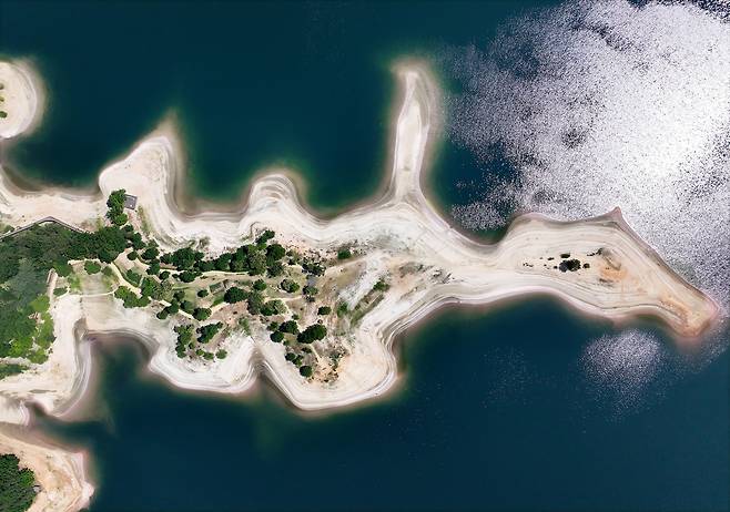 12일 물 빠진 대전 동구 대청호 명상정원 주변으로 모래톱이 드러나 있다. /신현종 기자