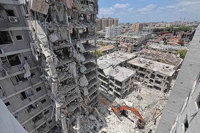 가자지구? 이스라엘도 이란에 얻어맞았다 - 15일 이스라엘 수도 텔아비브 인근 도시 바트얌의 아파트와 건물들이 이란의 미사일 공습에 파괴됐다. 지난 13일 이스라엘이 이란의 주요 핵 시설 등에 기습 공격을 가하자 이란이 보복 공격을 단행하고, 이스라엘이 다시 보복하는 등 양국이 공습을 사흘째 이어가면서 사상자가 속출하고 있다. 이스라엘은 자체 방공망인 아이언돔을 즉시 작동했지만, 이란이 3일간 100기가 넘는 미사일을 발사하자 요격하지 못한 일부 미사일이 그대로 지상에 떨어졌다. /EPA 연합뉴스