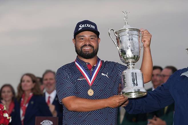 16일 미국 펜실베이니아주 오크몬트 컨트리클럽에서 열린 US오픈 골프대회에서 우승한 J.J. 스펀이 트로피를 들어 올리고 있다./AP 연합뉴스