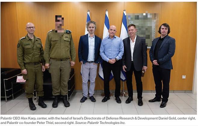 팔란티어 최고경영자(CEO) 알렉스 카프(중앙)와 이스라엘 국방연구개발국(DDR&D) 국장 다니엘 골드(중앙 오른쪽), 팔란티어 공동 창업자 피터 틸(오른쪽 두 번째)이 지난해 1월 텔아비브에서 이스라엘 군과 전략적 파트너십 계약을 체결하며 기념 촬영을 하는 모습. /팔란티어 테크놀로지스 Inc.