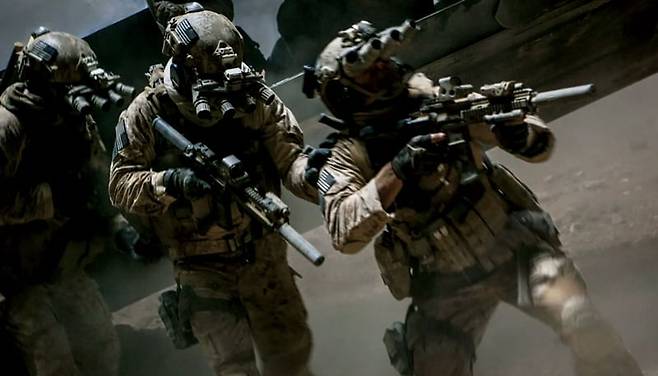 ‘넵튠 스피어(빈 라덴 사살) 작전’을 다룬 영화 《ZERO DARK THIRTY》의 한 장면. 팔란티어는 정보를 분석해 빈 라덴의 은신처를 알아냈다./영화 ‘Zero Dark Thirty’ 화면 캡처