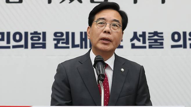 국민의힘 원내대표 선거에 출마한 송언석 의원이 16일 오후 서울 여의도 국회에서 열린 국민의힘 원내대표 선출을 위한 의원총회에서 정견발표를 하고 있다. 2025.06.16 /남강호 기자