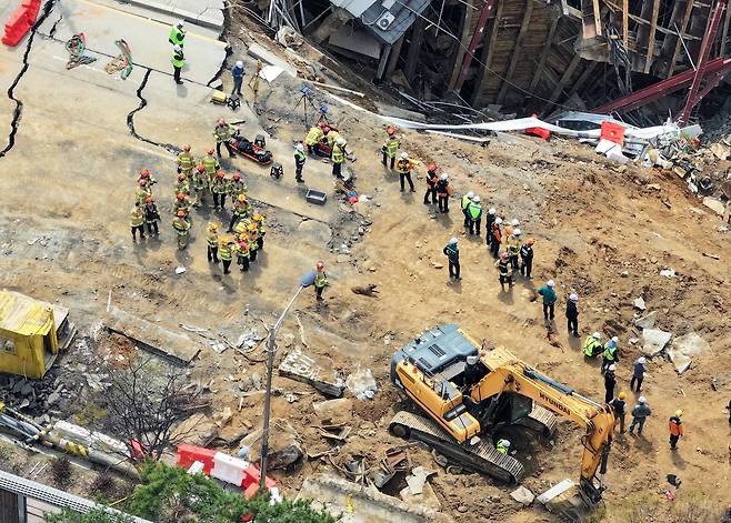 지난 4월 16일 경기 광명시 일직동 신안산선 복선전철 5-2공구 붕괴 현장에서 소방관 등 관계자들이 실종자 수색 작업을 이어가고 있다. /뉴스1