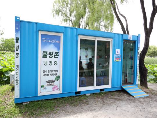 내달 4일부터 6일까지 3일간 개최되는 제23회 부여서동연꽃축제가 축제의 콘텐츠뿐 아니라 관람객의 편의와 안전을 최우선으로 추진한다. 사진은 궁남지 곳곳에 설치되는 냉방쉼터 모습. 부여군 제공