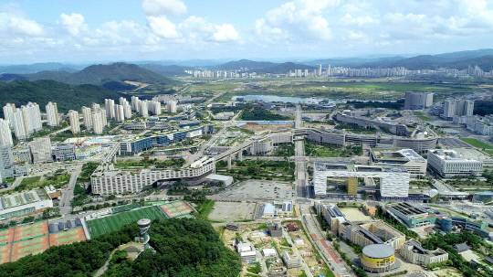 2026년 지방선거는 민주당으로선 '탈환'을 국민의힘으로선 '수성'을 벼르는 최대 격전이 펼쳐질 전망이다. 사진은 정부세종청사 전경. 세종시 제공