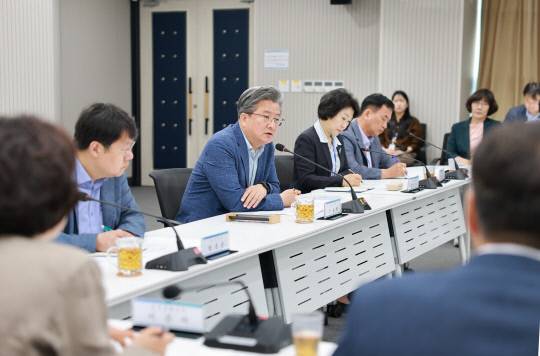 지난 11일 확대간부회의에서 정용래 유성구청장이 저녁시간 주정차 단속 유예 관련 업무 지시를 하고 있는 모습. 유성구 제공.
