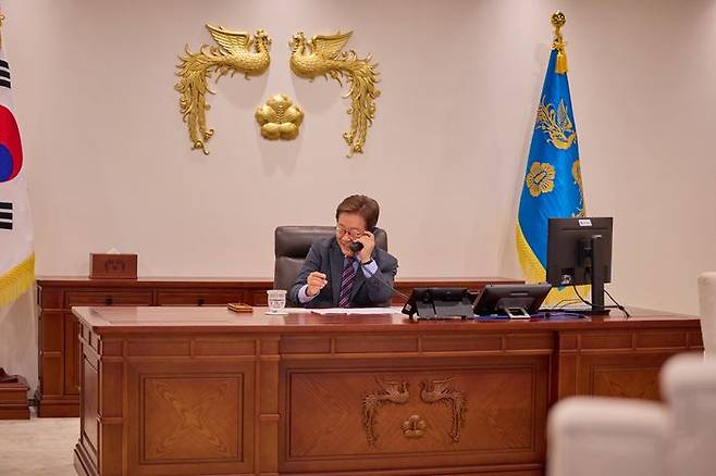 이재명 대통령이 지난 12일 서울 용산구 대통령실 청사 집무실에서 앤소니 알바니지 호주 총리와 전화 통화를 하고 있다. ⓒ대통령실 제공