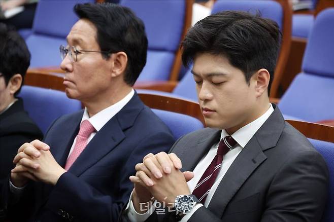 김용태 국민의힘 비상대책위원장이 지난 5일 오전 서울 여의도 국회에서 열린 국민의힘 의원총회에서 생각에 잠겨 있다. ⓒ데일리안 홍금표 기자