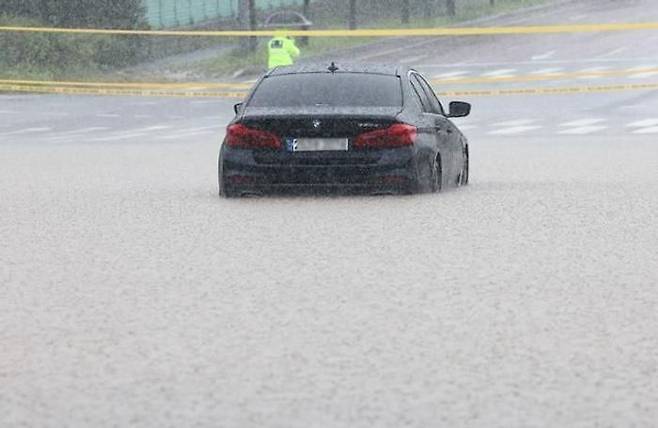 지난해 7월 경기도 파주 지역에 폭우가 내려 봉서리 인근 도로가 침수로 통제되고 있다. ⓒ뉴시스