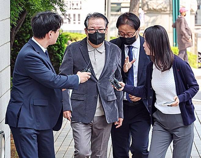 2018년 지방선거 공천헌금 의혹 혐의를 받는 '건진법사' 전성배씨가 지난달 12일 서울 양천구 서울남부지방법원에서 열린 1심 두 번째 공판에 출석하고 있다. ⓒ연합뉴스