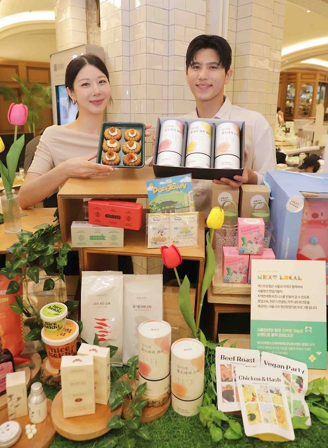 모델이 신세계백화점 강남점 지하 1층 스위트파크에서 열린 '넥스트로컬' 팝업스토어에서 판매하는 상품들을 소개하고 있다.ⓒ신세계백화점