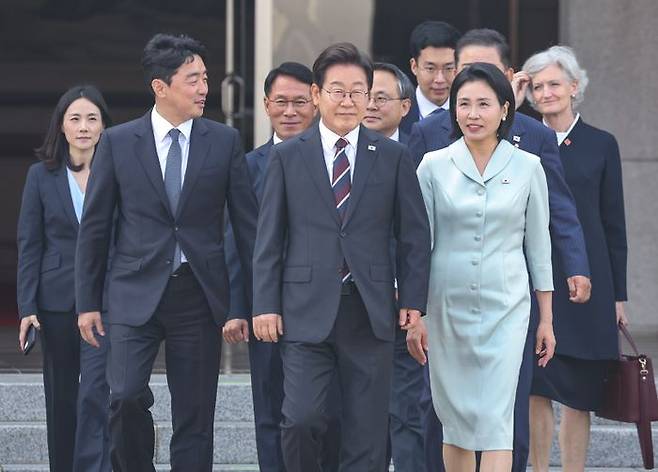 주요 7개국(G7) 정상회의에 참석하는이재명 대통령이 김혜경 여사와 16일 성남 서울공항에서 공군 1호기로 향하고 있다. ⓒ연합뉴스
