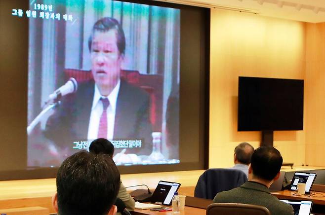 SK그룹 주요 경영진이 13∼14일 경기 이천시 SKMS연구소에서 열린 ‘2025 SK 경영전략회의’에 참석해 고 최종현 SK그룹 선대회장의 경영철학이 담긴 영상을 보고 있다. SK그룹 제공