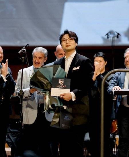 지휘자 최재혁 시상 장면. 사진 출처=2025 하차투리안 국제 콩쿠르 공식 인스타그램