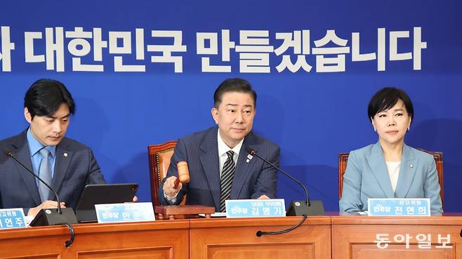 김병기 더불어민주당 당대표 직무대행 겸 신임 원내대표가 16일 오전 국회에서 열린 첫 최고위원회의를 주재하며 “이재명 정부를 강력히 뒷받침하는 불침의 항공모함이 되겠다”고 말했다.또 “완전한 내란 종식과 민생경제 회복, 국민통합을 위해 거침없이 전진하겠다”고 밝혔다.2025.06.16 이훈구 기자 ufo@donga.com