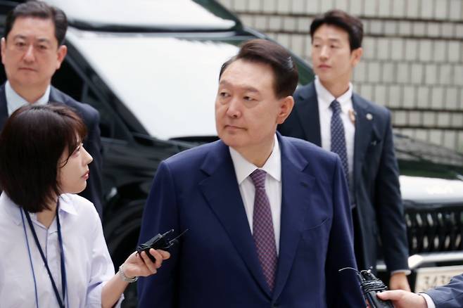 윤석열 전 대통령이 16일 오전 서울 서초구 서울중앙지방법원에서 열린 내란 우두머리 혐의·직권남용 권리행사 방해 혐의 사건 7차 공판에 출석하고 있다. 2025.6.16 사진공동취재단