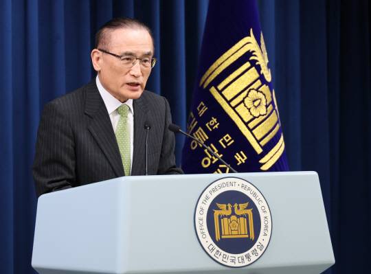 위성락 국가안보실장이 15일 서울 용산 대통령실에서 이재명 대통령 캐나다 G7 정상회의 참석 관련 설명을 하고 있다. 연합뉴스