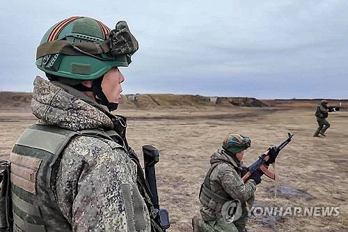 러시아 교관들로부터 훈련을 받는 북한 파병군. 타스 연합뉴스