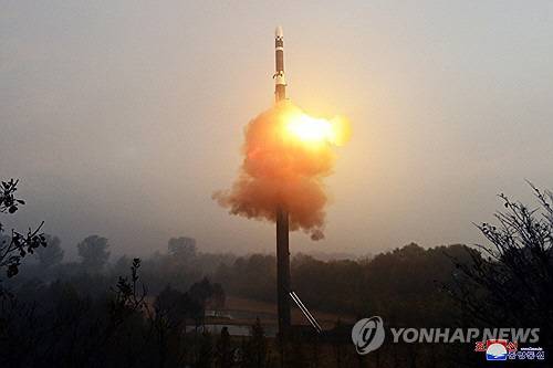 작년 북한의 신형 대륙간탄도미사일(ICBM) '화성포-19형' 시험발사.<조선중앙통신·연합뉴스, 국내에서만 사용가능>