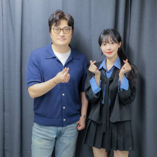 SOOP과 유튜브, SNS 등 다양한 플랫폼에서 예능, 스포츠, 이스포츠, MC, 음악, 그리고 팬들과의 진짜 소통까지 경계를 넘나드는 만능 스트리머 박삐삐(우)와 광운대 OTT미디어 전공 이희대(왼쪽) 교수가 '희대의 NOW 구독중' 작가와 인터뷰를 마치고 충정로 디지털타임스 사옥의 유튜브 스튜디오에서 기념촬영을 진행했다. 박동욱기자 fufus@dt.co.kr