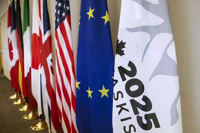 15일(현지시간) 사흘동안 캐나다 캐내내스키스에서 열릴 주요7개국(G7) 정상회의의 국제언론센터가 마련된 밴프에 참가국들의 깃발이 세워져있다.EPA연합뉴스