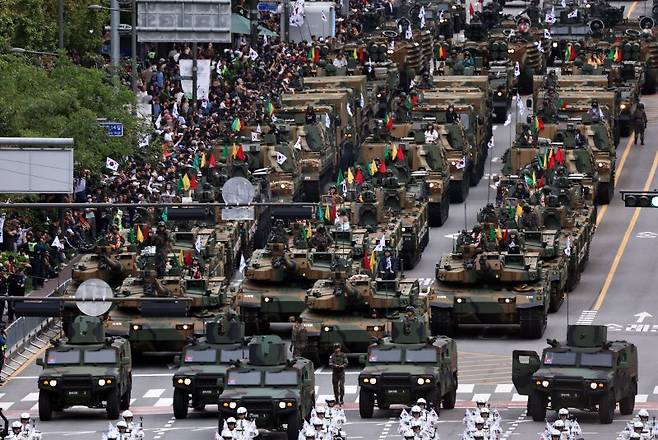 건군 제76주년 국군의 날인 지난해 10월 1일 오후 서울 세종대로 일대에서 열린 시가행진에서 K-2 전차와 K-9A1 자주포 등 육군 기갑장비 부대가 시민들 앞을 지나고 있다.뉴스1