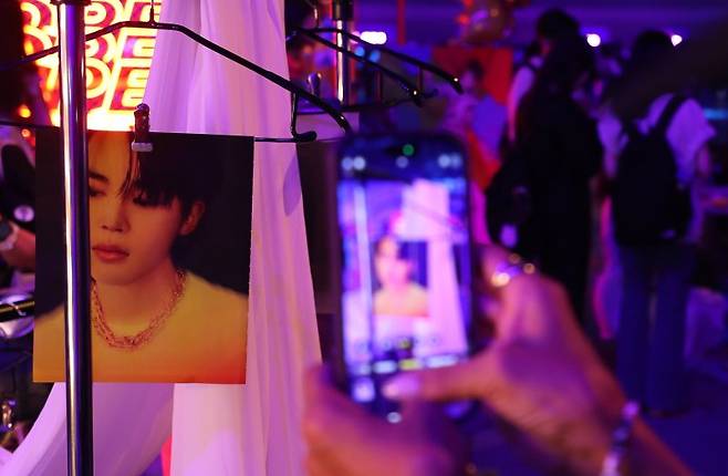 '방탄소년단 데뷔 12주년' 2025 BTS 페스타 찾은 아미들. 뉴시스