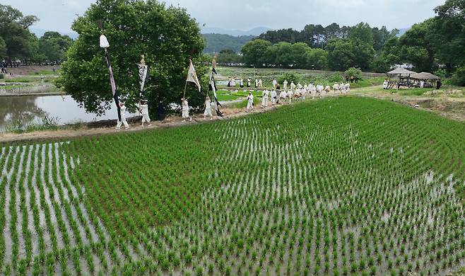 8일 오전 충북 증평군 증평민속체험박물관에서 장뜰두레농요보존회 회원들이 장뜰두레농요 중 들나가기 시연을 하고 있다. 김혜윤 기자 unique@hani.co.kr