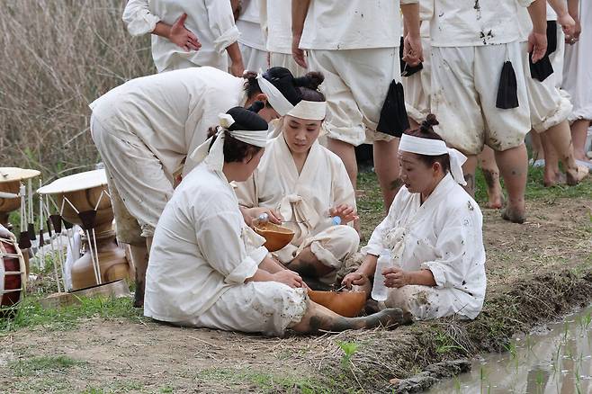 장뜰두레농요보존회 회원들이 장뜰두레농요 중 모심기를 마치고 새참을 먹고 있다. 김혜윤 기자 unique@hani.co.kr