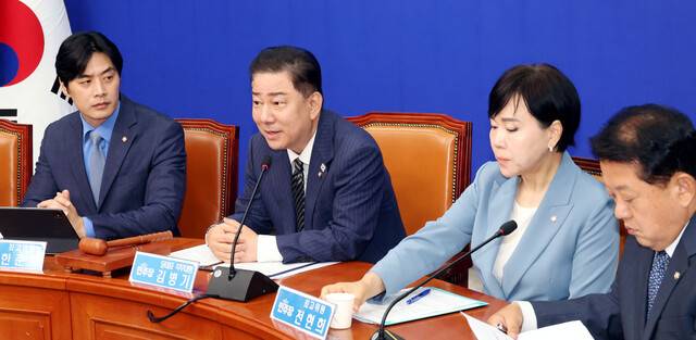 김병기 더불어민주당 대표 직무대행 겸 원내대표(왼쪽 2번째)가 16일 국회에서 열린 당 최고위원회의에서 발언하고 있다. 김경호 선임기자 jijae@hani.co.kr