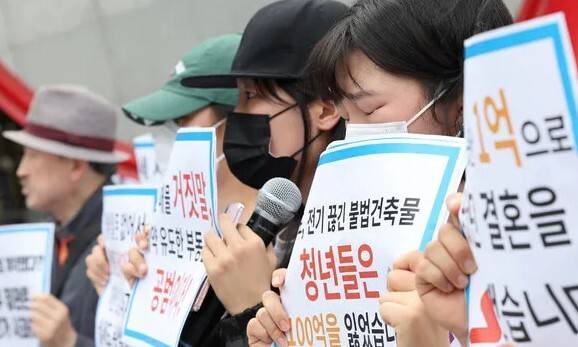 서울 서대문구 신촌역 인근에서 열린 ‘신촌·구로·병점 100억대 전세사기 피해자 대책위원회’ 출범 기자회견에서 청년 전세사기 피해자 정수(가명)씨가 눈물을 흘리며 발언하고 있다. 김영원 기자