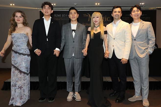 소프라노 조수미가 16일 서울 중구 더플라자호텔에서 열린 기자간담회에서 지난해 제1회 조수미 국제 성악 콩쿠르 입상자들과 포즈를 취했다. 왼쪽부터 소프라노 줄리엣 타키노, 바리톤 지하오 리, 지휘자 최영선, 소프라노 조수미, 테너 조르주 비르반, 테너 이기업. 연합뉴스