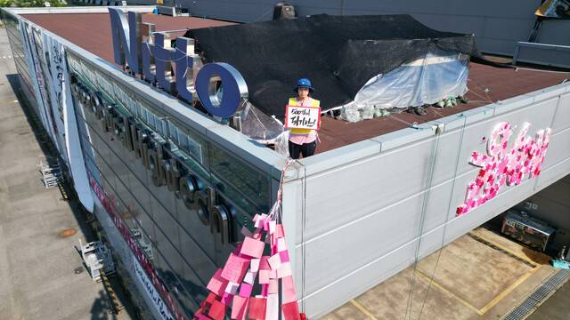 한국옵티칼하이테크 해고자 박정혜씨가 지난달 12일 경북 구미시 옵티칼하이테크 공장 고공농성장에서 `500일이 되기 전에\'라고 적힌 손팻말을 들고 있다. 6월16일로 박씨의 농성은 523일을 넘어섰다. 백소아 기자 thanks@hani.co.kr