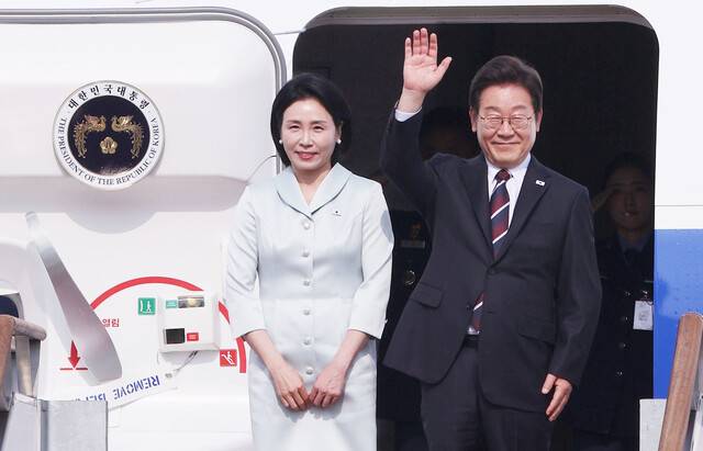 이재명 대통령과 부인 김혜경 여사가 캐나다 앨버타주 카나나스키스에서 열리는 주요 7개국(G7) 정상회의 참석을 위해 16일 경기 성남시 서울공항에서 공군 1호기에 탑승 전 인사하고 있다. 김태형 기자 xogud555@hani.co.kr