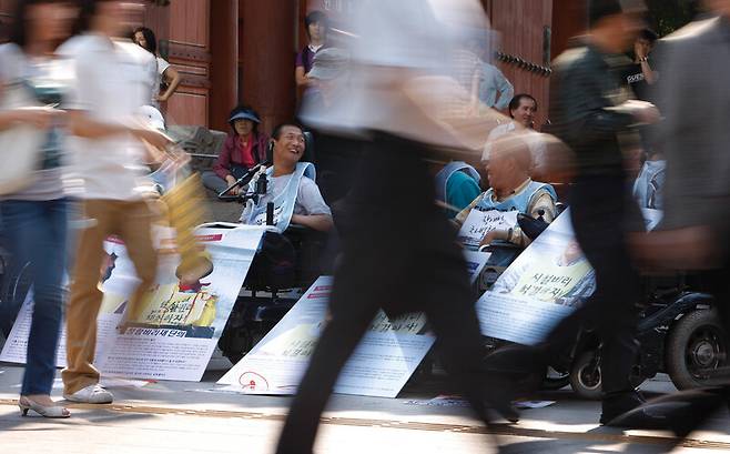 시설에서 나온 중증 장애인들의 표정이 밝다. 노숙 농성 둘째날인 2009년 6월5일 오후 서울 덕수궁 대한문 앞에서 거리 홍보를 하던 방상연(왼쪽)씨와 홍성호씨가 밝은 표정으로 얘기를 하고 있다. 방씨는 “밖에 나오니 몸은 더 힘들지만 자유가 있어 좋다”고 말했다. 김정효 기자 hyopd@hani.co.kr