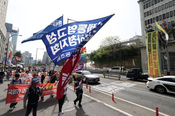 한국옵티칼하이테크지회, 세종호텔지부, 거제통영고성조선하청지회 조합원들과 연대 시민 등이 지난 5월8일 오전 서울 중구 세종호텔 앞 고공농성장에서 ‘국회가 고공농성 사업장 문제 해결하라!’ 기자회견을 마치고 명동 애플스토어로 행진하고 있다. 김영원 기자 forever@hani.co.kr